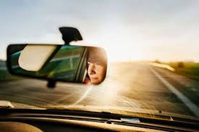 El calor afecta la comodidad y seguridad de los ocupantes y causa daños en el auto.