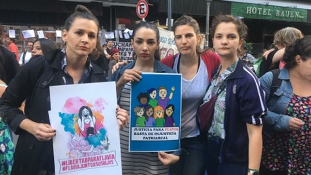 manifestación. Thelma Fardin (en el medio) encabezó la protesta.