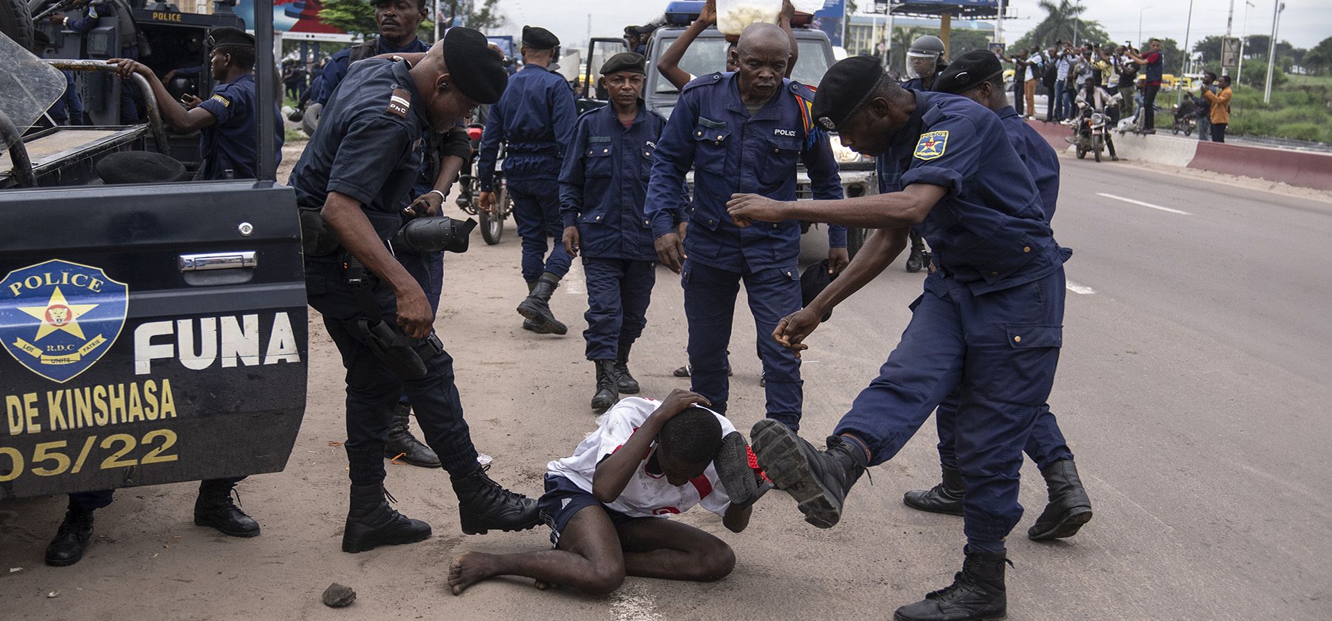 Las fuerzas de seguridad atacan a un partidario del candidato presidencial Martin Fayulu durante enfrentamientos frente a la sede de su partido, en Kinshasa, República Democrática del Congo, el miércoles 27 de diciembre de 2023. (Foto AP/Mosa Las fuerzas de seguridad atacan a un partidario del candidato presidencial Martin Fayulu durante enfrentamientos frente a la sede de su partido, en Kinshasa, República Democrática del Congo, el miércoles 27 de diciembre de 2023. (Foto AP/Mosa