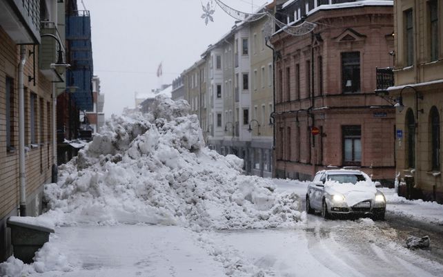Una calle es bloqueada por la nieve acumulada después de las intensas nevadas en Sundsvall