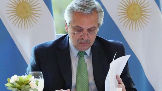 Alberto Fernández firmó el decreto para convertir los planes sociales en empleo genuino
