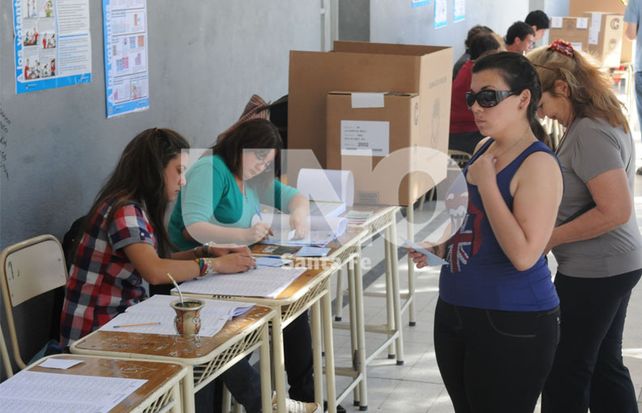A las urnas. Los santafesinos podrán acudir a los locales de votación entre las 8 y las 18.
