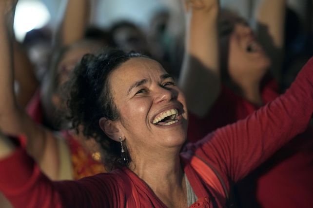 Brasileña festeja el resultado del balotaje: Lula será presidente desde el primero de enero de 2023.