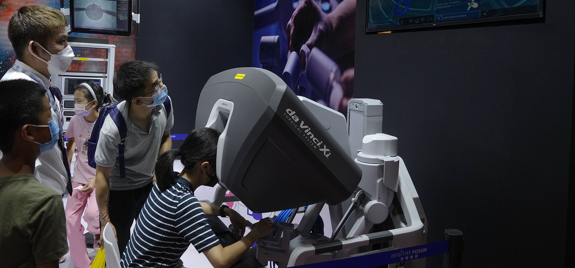 Un visitante prueba un brazo robótico fabricado en China que se usa para cirujanos durante la Conferencia Mundial de Robots en el Centro Internacional de Conferencias y Exposiciones de Yichuang en Beijing.