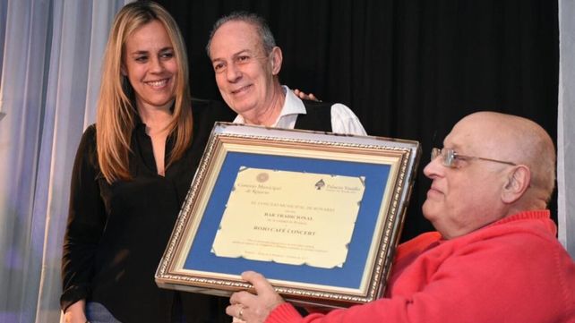 La presidenta del Concejo Municipal, Daniela León, entrega la distinción de 