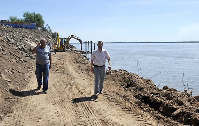 Supervisando. El intendente Montizanti (derecha) recorre las obras en la bajada que se está remodelando