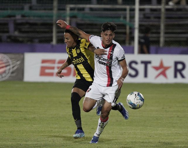 Newells derrotó 1 a 0 a Peñarol con un rendimiento de mayor a menor