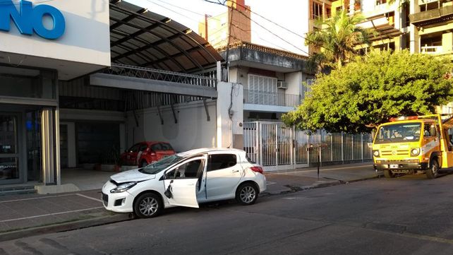 Perdió el control, chocó y volcó en pleno Bulevar Gálvez