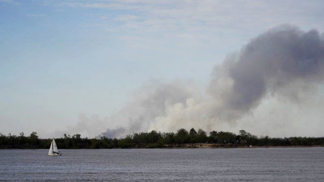 Continúan los humos en las islas. Protección Civil sostiene que los focos frente al Gran Rosario están controlados