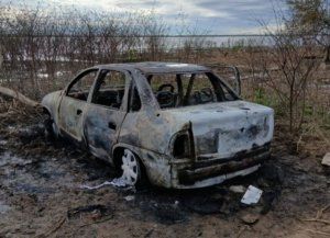 Conmoción en Villa Gobernador Gálvez: dos personas muertas en un auto quemado