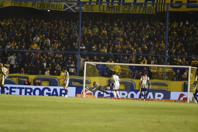 La pelota ya está en el fondo del arco de Broun, tras el zapatazo de Bogarín.