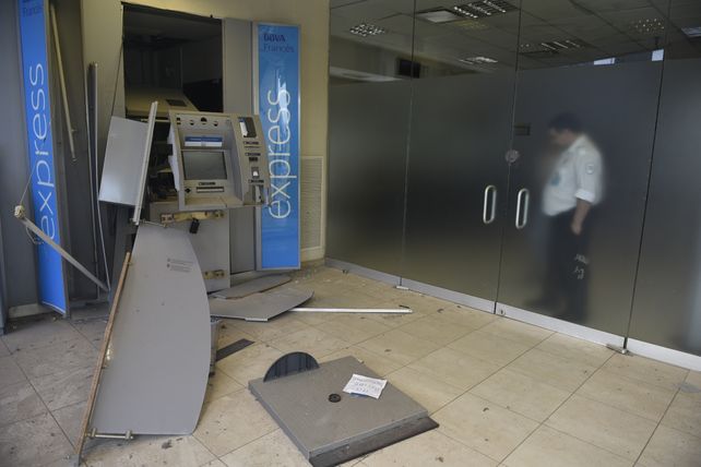 Importantes daños en el sector de cajeros automáticos del banco Francés. (Foto La Capital/Celina M. Lovera)