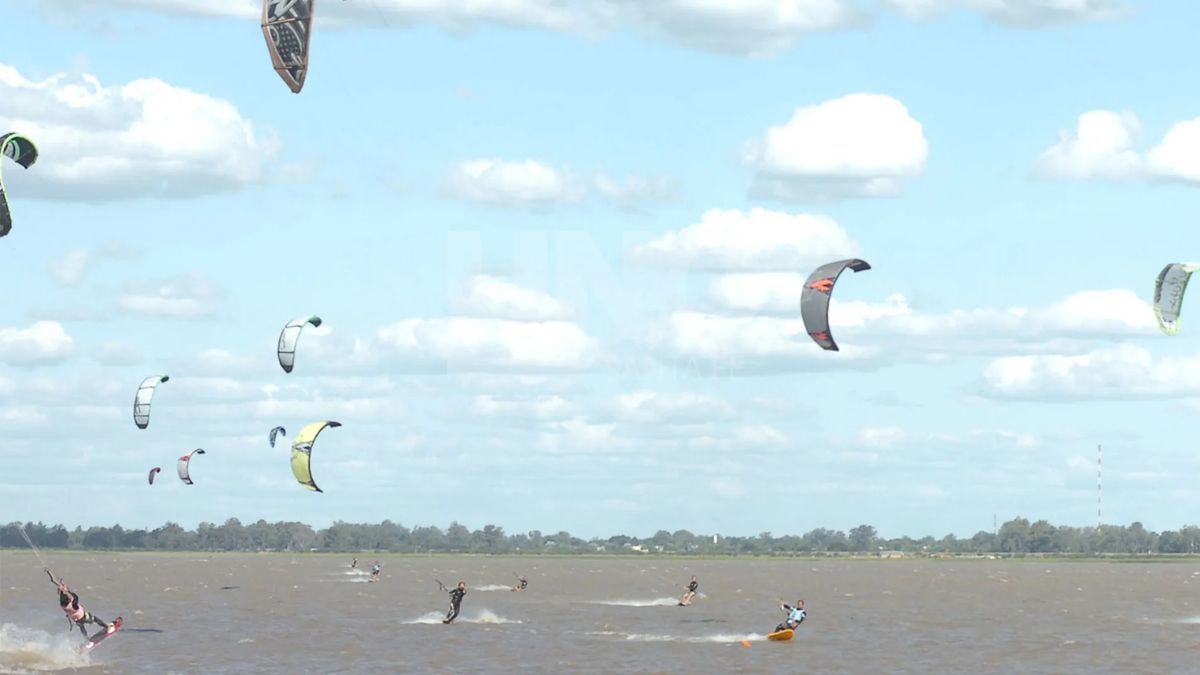 Uno Santa Fe | Pasión y riesgo sobre el agua en Santa Fe: el kitesurf y el atractivo de la laguna Setúbal Uno Santa Fe | Pasión y riesgo sobre el agua en Santa Fe: el kitesurf y el atractivo de la laguna Setúbal