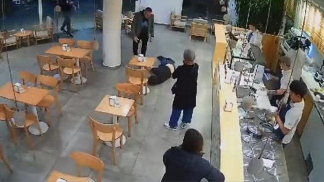 Este miércoles por la noche un hombre fue víctima de un asalto en el barrio porteño de Palermo. La víctima fue hasta una heladería para solicitar ayuda tras haber sido apuñalado por un ladrón que le sustrajo su teléfono celular y las cámaras de seguridad del local captaron la secuencia. La víctima logró llegar al hospital pero finalmente murió.
