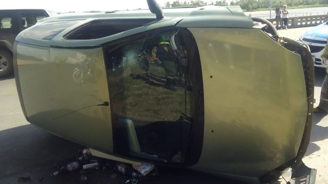 El auto quedó sobre botellas de cerveza.&nbsp;