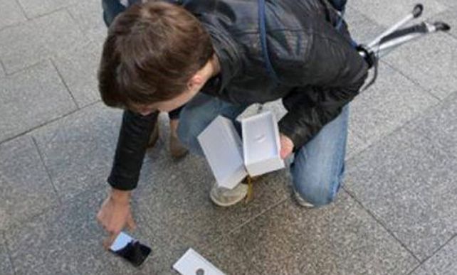 La emoción le jugó una mala pasada al chico de 18 años que acababa de comprar el nuevo modelo de Apple.
