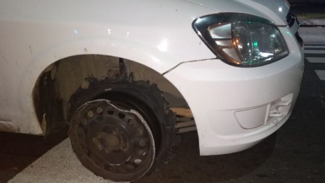 Manejaba el auto sin cubiertas, lo paró Tránsito y estaba borracho