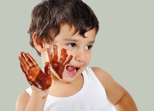 Un docente le untó la cara de dulce de leche a un chico como castigo por portarse mal