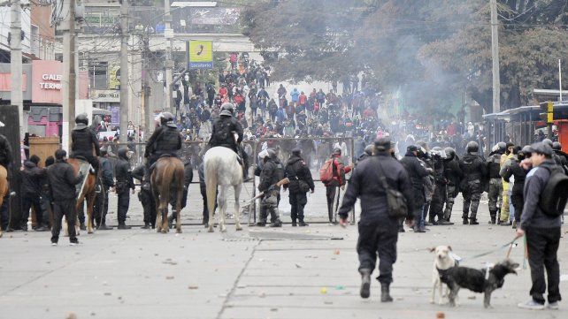 Más de 70 heridos y 30 detenidos por la represión en Jujuy