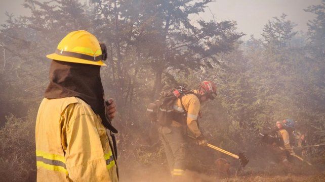 Los brigadistas santafesinos ya están combatiendo los incendios en Chubut