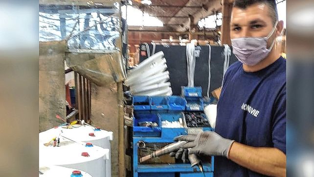 Por la mañana Gustavo Vergara ensambla termotanques en el parque industrial.