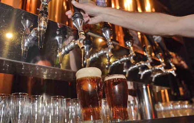 Bien tirada. Para los especialistas la cerveza no envasada adquiere un sabor especial y mucho más si está a la temperatura justa. (foto: Alfredo Celoria)