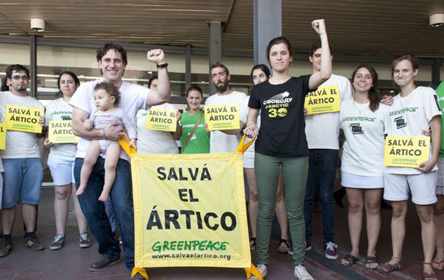 Camila y Hernán (con su hija en brazos) tras arribar ayer por la mañana a Ezeiza.  Dijeron que por fin ”se terminó la pesadilla”.