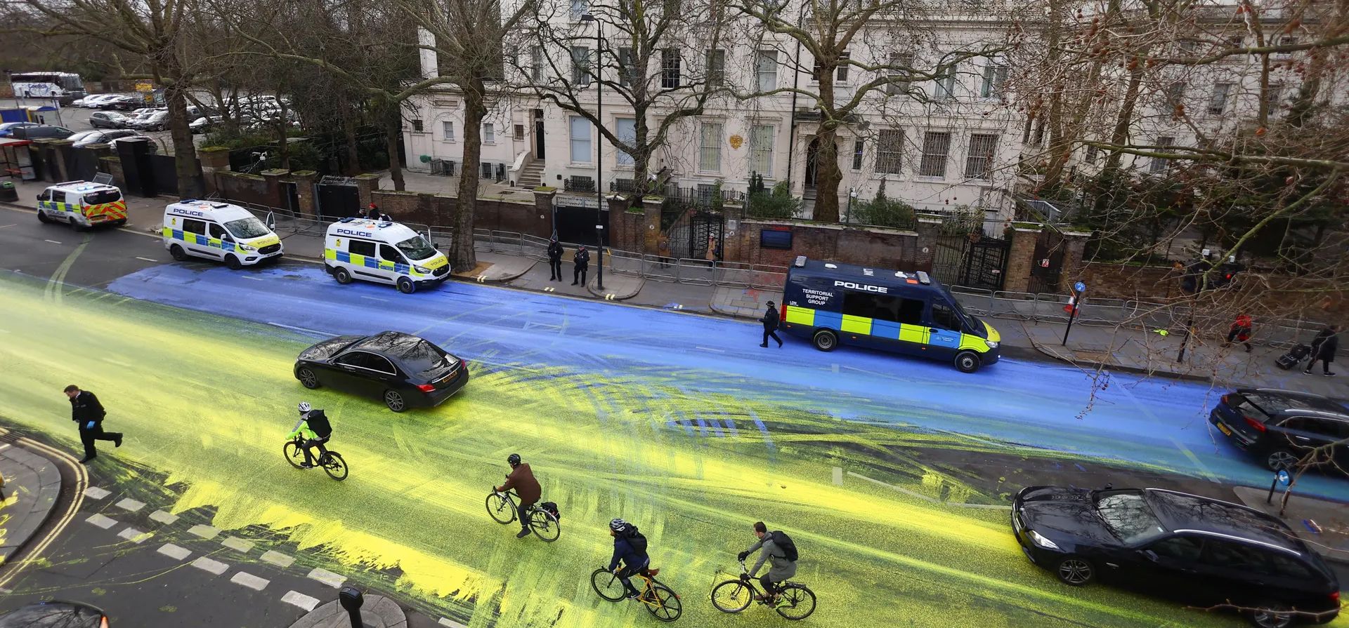 Agentes de policía custodian la embajada de Rusia, después de que el grupo de protesta Led by Donkeys esparciera pintura con los colores de la bandera ucraniana frente a la sede gubernamental. Fotografía: Hannah McKay/Reuters