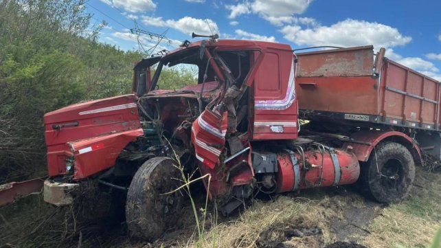 Choque de camiones en la Autovía 12 dejó a un conductor atrapado y herido