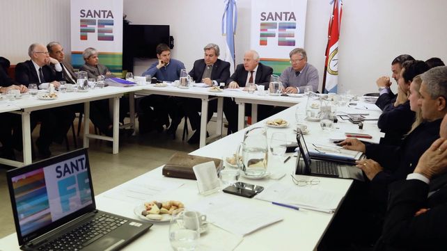 Misma mesa. El gobernador y parte de su gabinete junto a legisladores y fiscales se reunieron ayer en Rosario para avanzar contra la inseguridad.