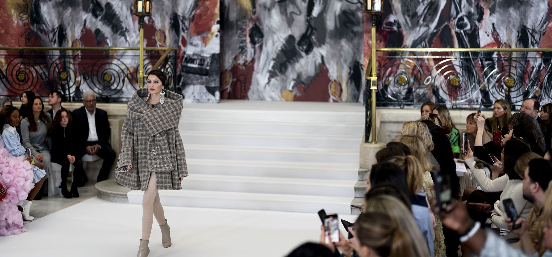 Una modelo en la pasarela durante el desfile de Paul Costelloe de la Semana de la Moda de Londres otoño/invierno 2025, en el centro de Londres, el viernes 21 de febrero de 2025. (Jordan Pettitt/PA vía AP) Una modelo en la pasarela durante el desfile de Paul Costelloe de la Semana de la Moda de Londres otoño/invierno 2025, en el centro de Londres, el viernes 21 de febrero de 2025. (Jordan Pettitt/PA vía AP)
