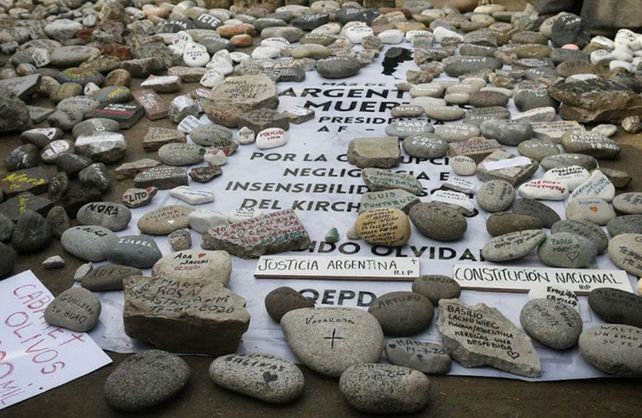 Marcha de las piedras: homenaje en Plaza de Mayo y en Olivos a las víctimas de la pandemia