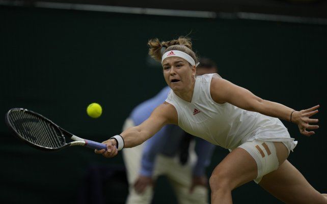 La checa Karolina Muchova devuelve a la alemana Angelique Kerber durante el partido de cuartos de final femenino individual en el octavo día del torneo de tenis de Wimbledon en Londres.