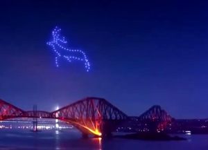 Un enjambre de drones iluminó los cielos de Escocia para despedir el 2020