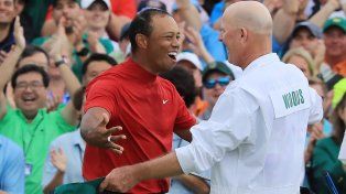 Tiger Woods y su caddie Joe LaCava se abrazan en uno de los tantos festejos que cosecharon a lo largo de triunfos.