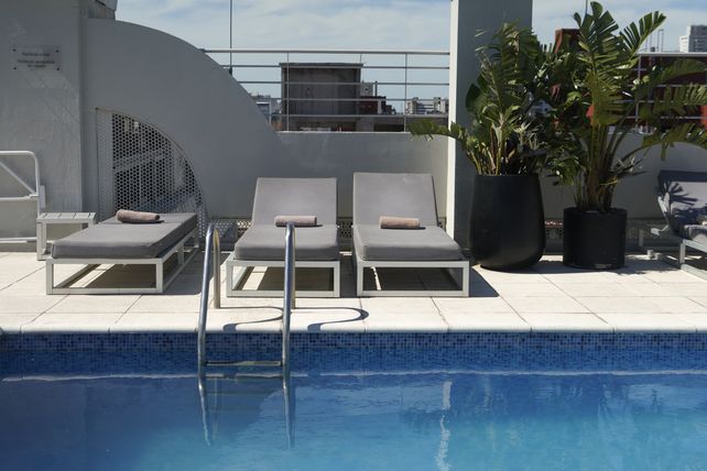 La piscina es uno de los lugares más elegidos por los huéspedes del hotel.