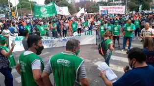 Gremios municipales marchan hacia el palacio comunal de Paraná para pedir apertura de paritarias y aumento de sueldos