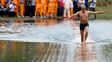 Un monje shaolín batió un récord al recorrer 125 metros trotando sobre el agua