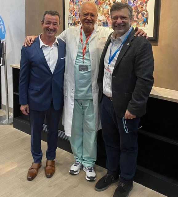 Los doctores Andrés Pérez Grassano junto a los doctores profesores&nbsp; Jacques Marescaux y Mariano Giménez.
