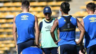 Miguel Angel Russo da las directivas antes del primer partido informal ante la reserva, en el Gigante.