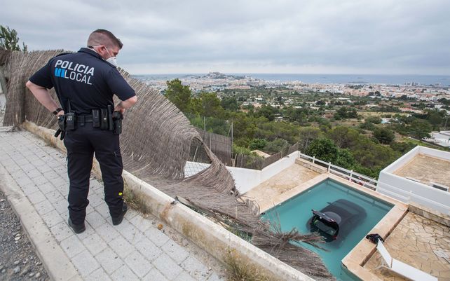 Auto volador: salió de la ruta y cayó en la pileta de una casa de fin de semana
