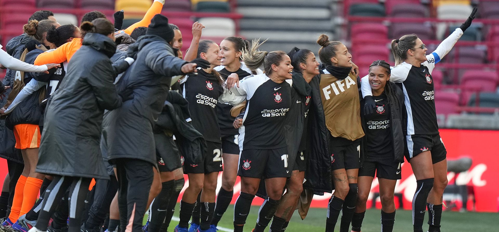 Las jugadoras del Corinthians celebran con sus aficionados tras ganar la semifinal de la Copa de Campeones Femenina entre el Gotham FC y el Corinthians en Londres, el miércoles 28 de enero de 2026. (Foto AP/Alastair Grant) Las jugadoras del Corinthians celebran con sus aficionados tras ganar la semifinal de la Copa de Campeones Femenina entre el Gotham FC y el Corinthians en Londres, el miércoles 28 de enero de 2026. (Foto AP/Alastair Grant)