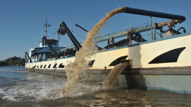 Extracción. Habría unas 50 embarcaciones de la costa santafesina operando en Victoria.&nbsp;