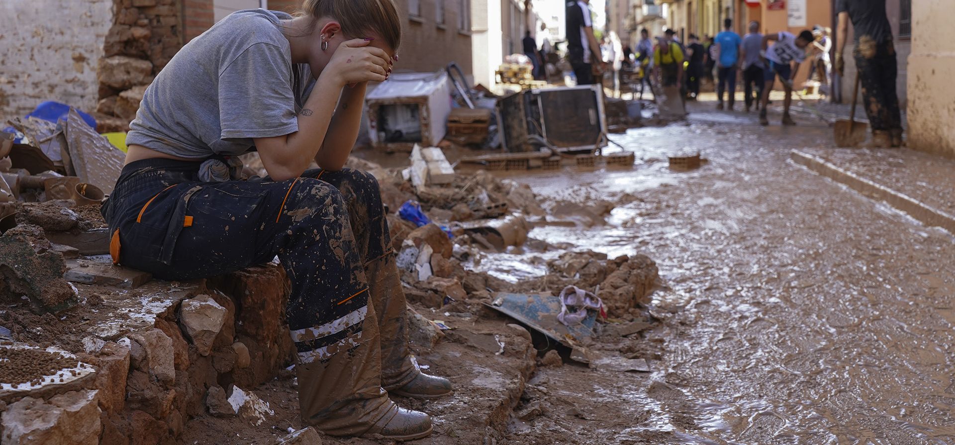 Una mujer descansa mientras residentes y voluntarios limpian una zona afectada por las inundaciones en Paiporta, cerca de Valencia, España, el viernes 1 de noviembre de 2024. (Foto AP/Alberto Saiz) Una mujer descansa mientras residentes y voluntarios limpian una zona afectada por las inundaciones en Paiporta, cerca de Valencia, España, el viernes 1 de noviembre de 2024. (Foto AP/Alberto Saiz)