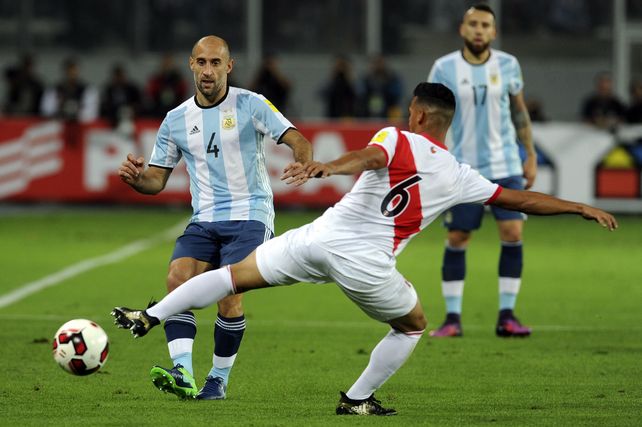 Zabaleta sale jugando. La selección arrancóo con el pie derecho.