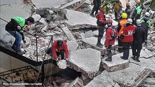Se derrumbó una casa de tres plantas en Rosario y trabajan para rescatar a un hombre atrapado entre los escombros de la estructura colapsada.&nbsp; 