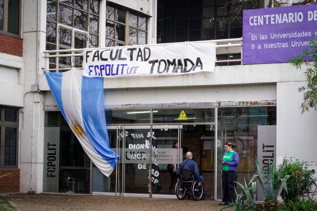 La toma de estudiantes se desarrolla en la Facultad de Ciencia Política de la UNR.