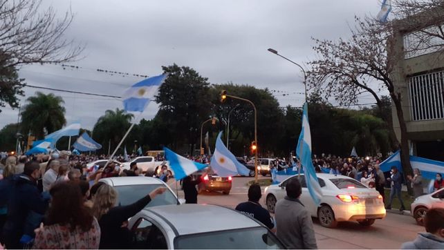 Multitudinario abrazo simbólico a la empresa Vicentín en Avellaneda Multitudinario abrazo simbólico a la empresa Vicentín en Avellaneda