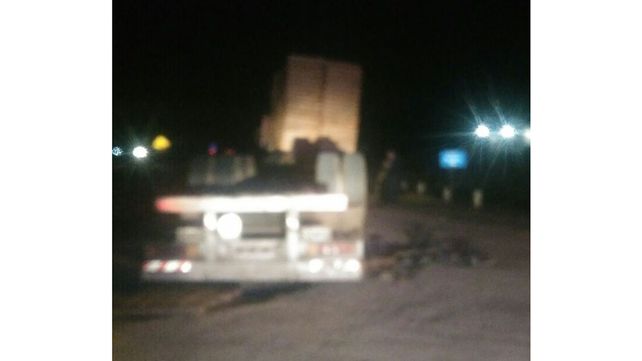 Un camión cargado de tarimas de madera volcó en el Acceso Norte