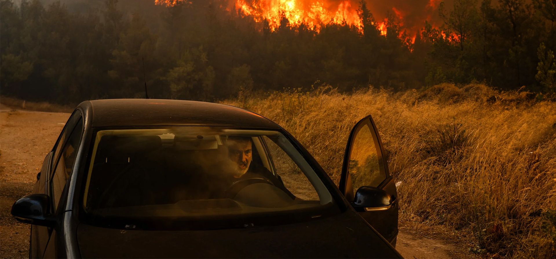 Las autoridades griegas han ordenado la evacuación de varias localidades en los suburbios del noreste de Atenas y han aconsejado a los habitantes de la capital que mantengan las ventanas cerradas, Dione, Grecia. Fotografía: Angelos Tzortzinis/AFP/Getty Images Las autoridades griegas han ordenado la evacuación de varias localidades en los suburbios del noreste de Atenas y han aconsejado a los habitantes de la capital que mantengan las ventanas cerradas, Dione, Grecia. Fotografía: Angelos Tzortzinis/AFP/Getty Images